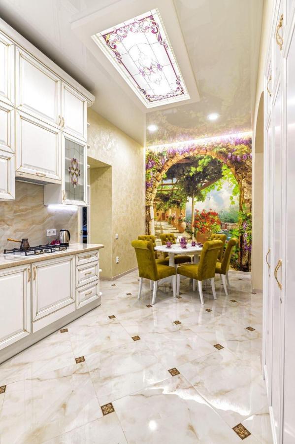 Rynok Square City Center Two Bedroom Apartment! Lviv Exterior photo